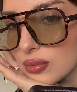 Lunettes de soleil carrées à double barre et rivets pour femme – Image 3